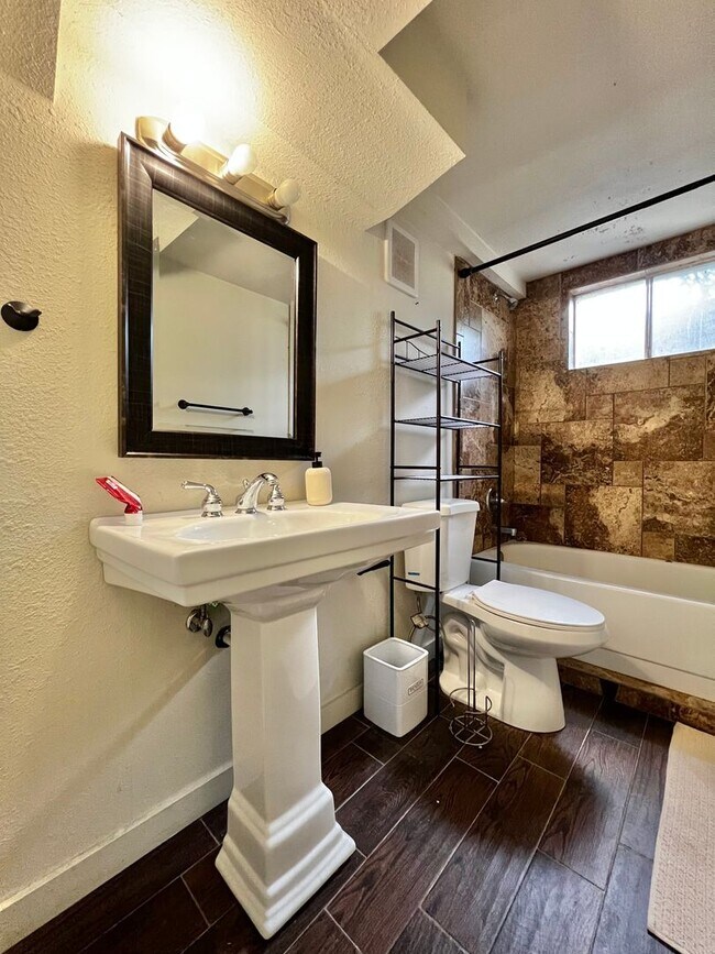 Building Photo - Beautifully Remodeled 5 Bed 2 Bath House i...