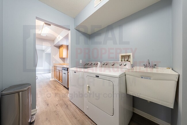 Building Photo - Beautifully maintained 3 Bed 2 Bath Home i...