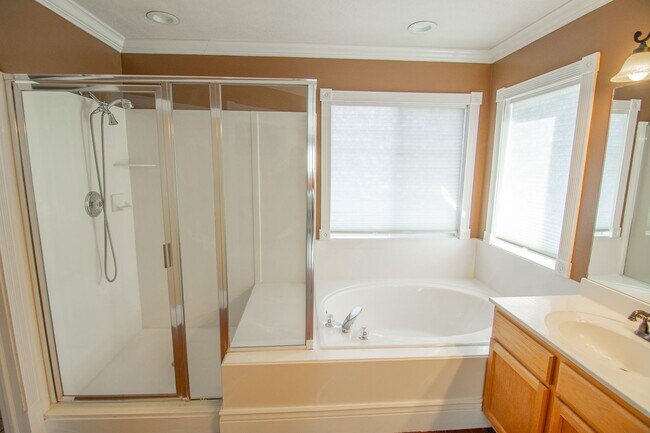 Building Photo - Gorgeous 3-Bed 2.5-Bath Home: w/ Tenant Oc...
