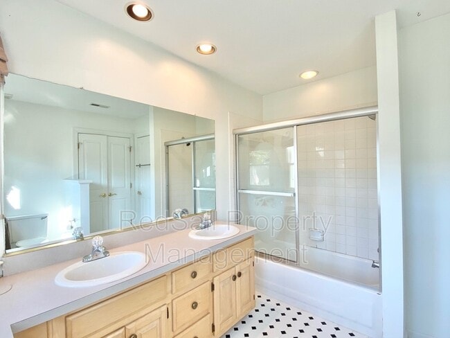 Building Photo - 6 Pine Lake Ct