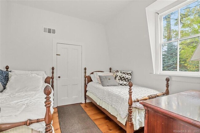 Building Photo - 49 Hollow Tree Ridge Rd