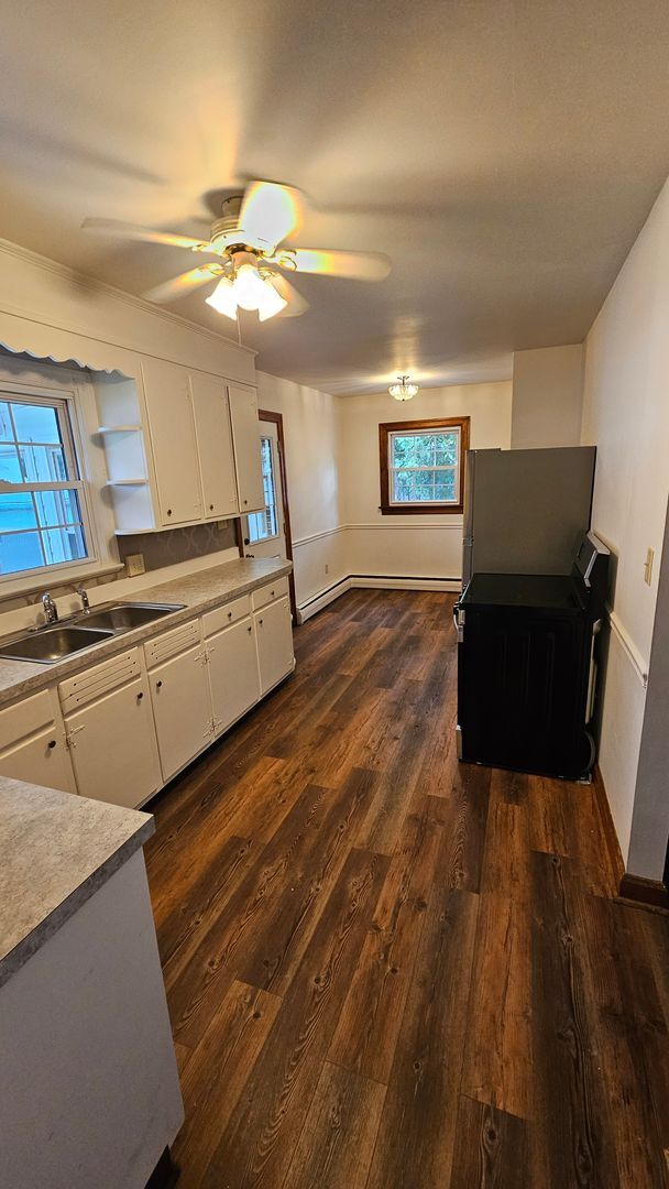 Building Photo - 3 Bedroom Single Family Home