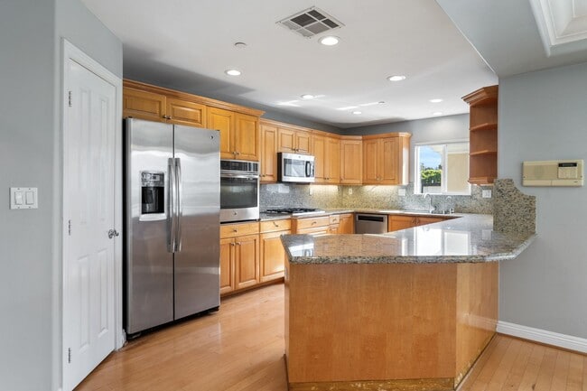 Building Photo - Spacious detached townhome available in So...
