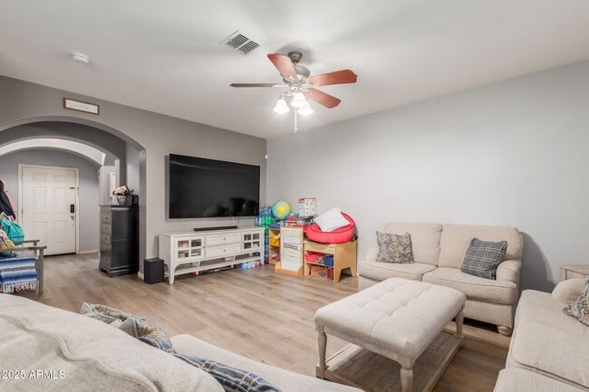 Building Photo - 836 E Constance Wy