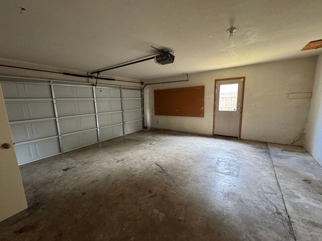 Building Photo - 2808 Bluejay Dr