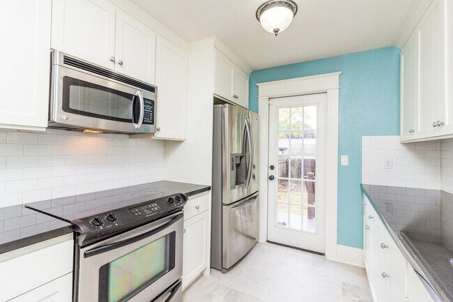 Building Photo - Updated and Fresh 3  Bedroom 2 Bath in Des...