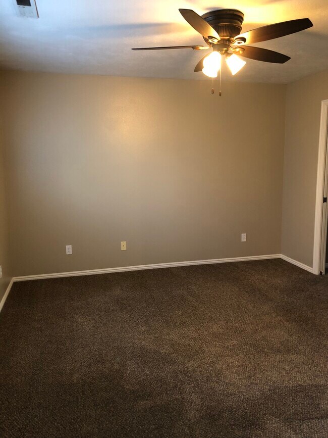 Building Photo - 441 Sunland Dr