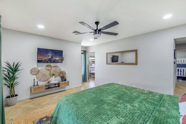 Building Photo - 1800 Burgundy Dr