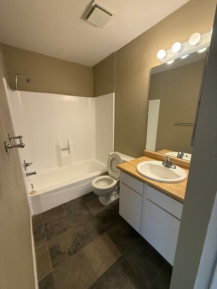 Building Photo - 904 University Oaks Blvd