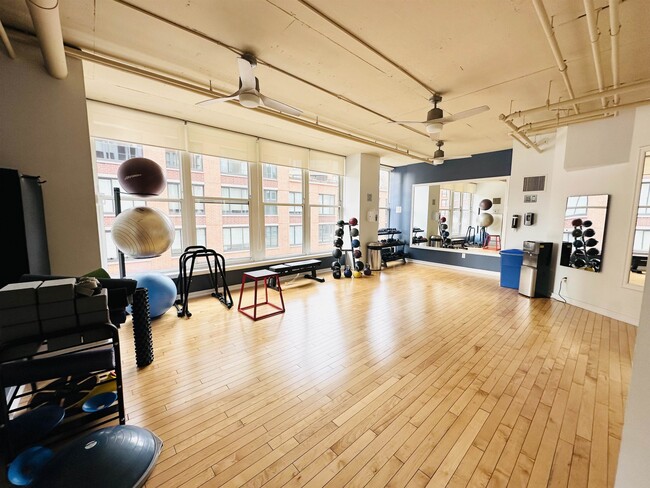 Building Photo - 1125 Maxwell Ln