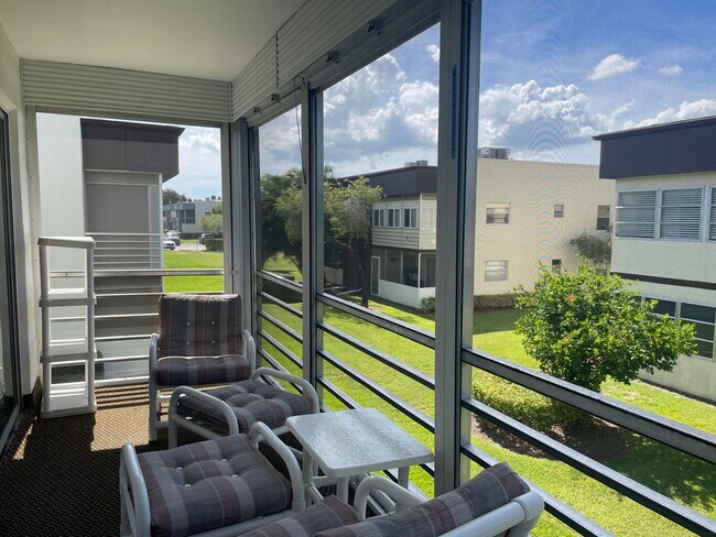 Building Photo - 705 Normandy O