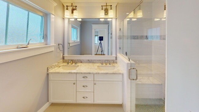 Building Photo - Spacious 4 Bed and 3 Bath Home in Coronado...