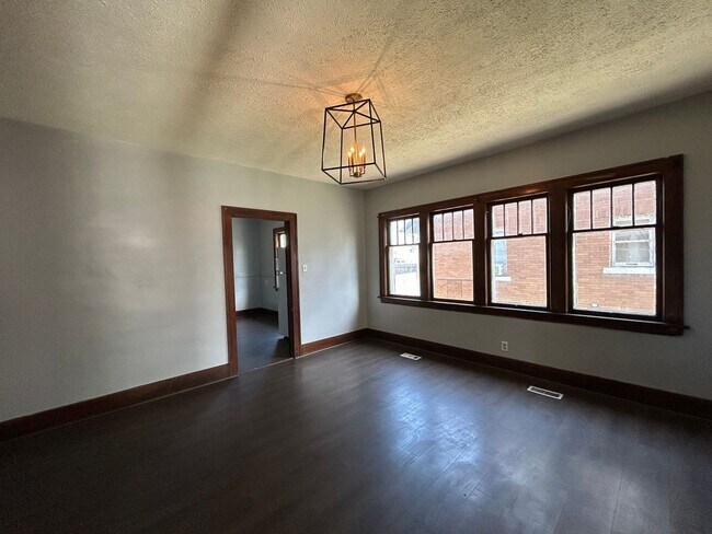 Building Photo - Updated 3-Bedroom, 1-Bathroom Home – $1,400/Month | Accepting Section 8