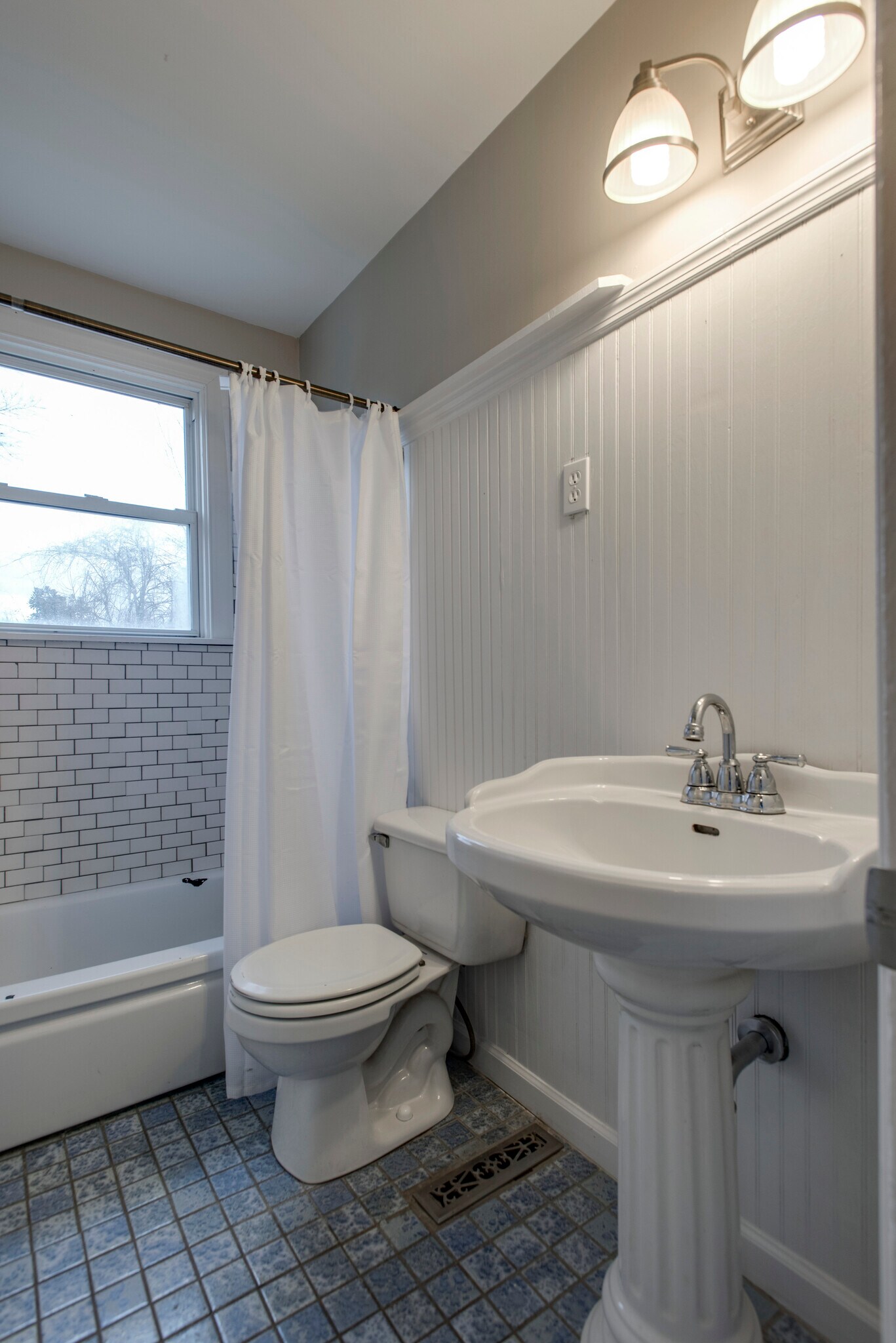 Building Photo - 2204 Rosehaven Dr