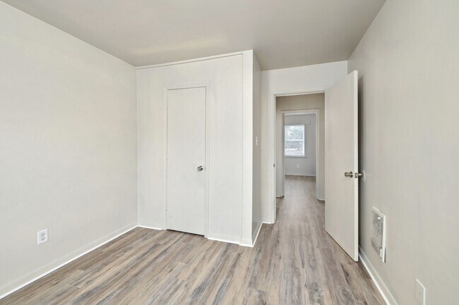 Building Photo - Renovated 3 Bedroom Unit!