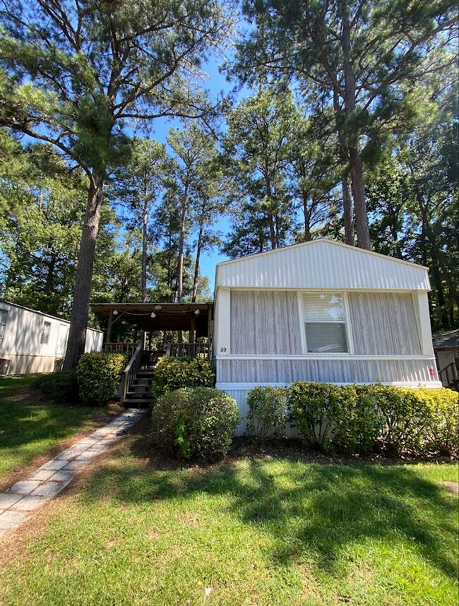Building Photo - 3 Bedroom/ 2 Bathroom Mobile Home with a f...
