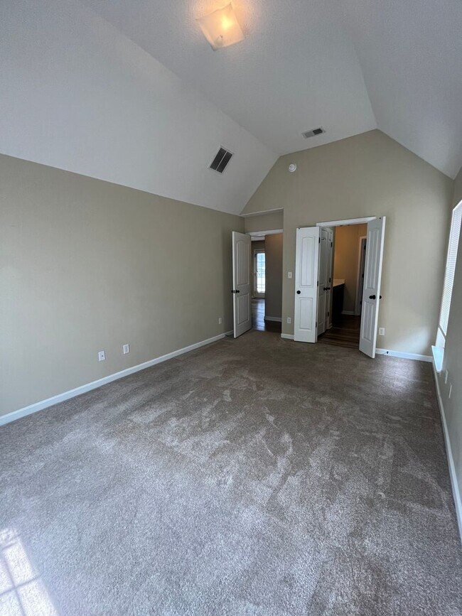 Building Photo - Remodeled beautiful 3 bd 2 bath located in...