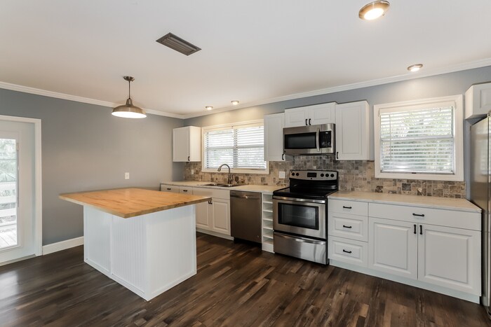 Building Photo - 1209 NE 6th Ct