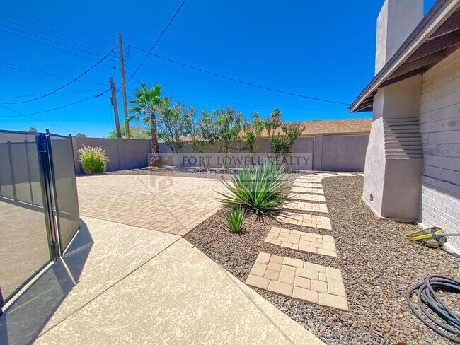 Building Photo - Beautiful 3 Bed, 2 Bath with Pool!! NO HOA!!! (Available on 05/01/26)