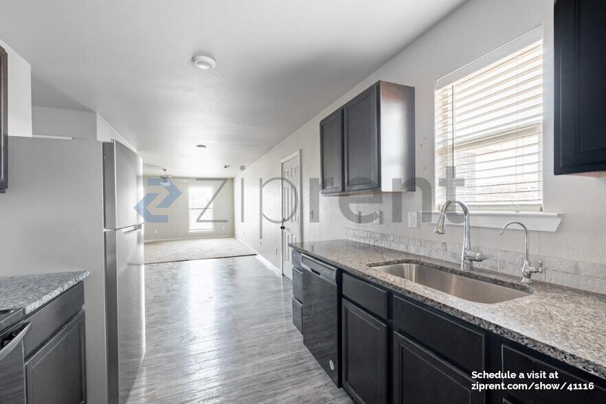 Building Photo - 1318 E 93rd St