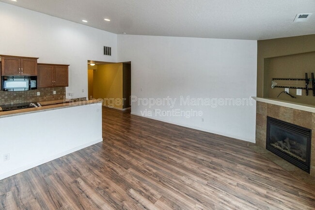 Building Photo - 1807 E Vanetta Ave