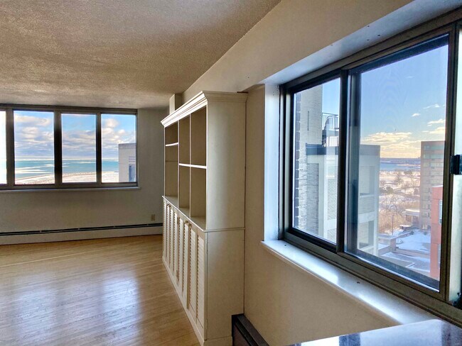 Building Photo - 1919 N Summit Ave