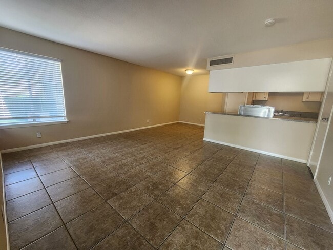 Building Photo - 2 BED, 1 BATH TOWNHOUSE CLOSE TO UNLV!!!!