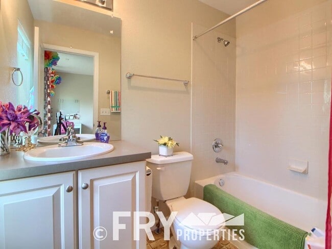 Building Photo - Multi-Level Townhome in the Heart of Belmar