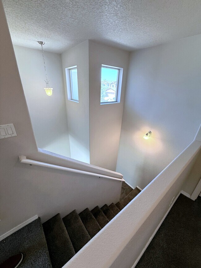 Building Photo - 8936 Mission Ridge Dr