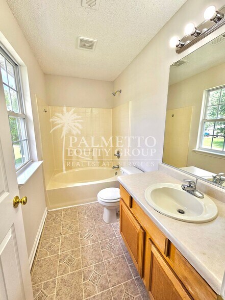 Building Photo - 5715 River Glen Dr