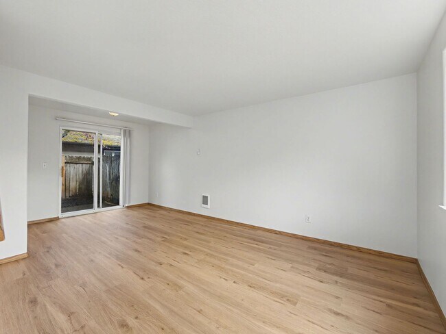 Building Photo - NAVAB02