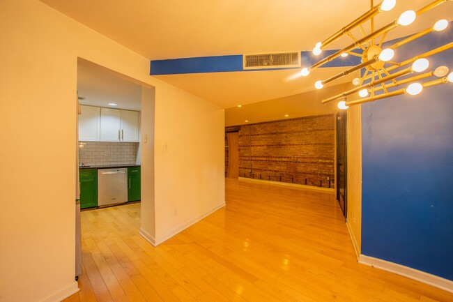 Building Photo - Lovely 2 BR/1.5 BA Apartment in Downtown!