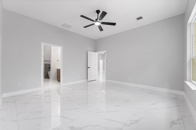 Building Photo - 327 Paradise Ln