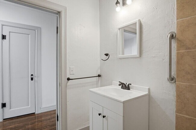 Building Photo - 1236 SW 30th St