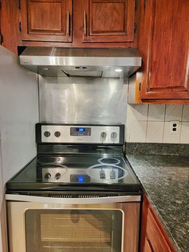 Building Photo - Heat, hot water and parking included! Cozy 2bed 1 bath condo in the center of Everett