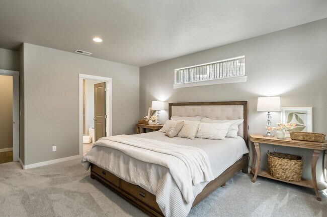 Building Photo - Spacious 4 Bedroom Gem with Private Backya...