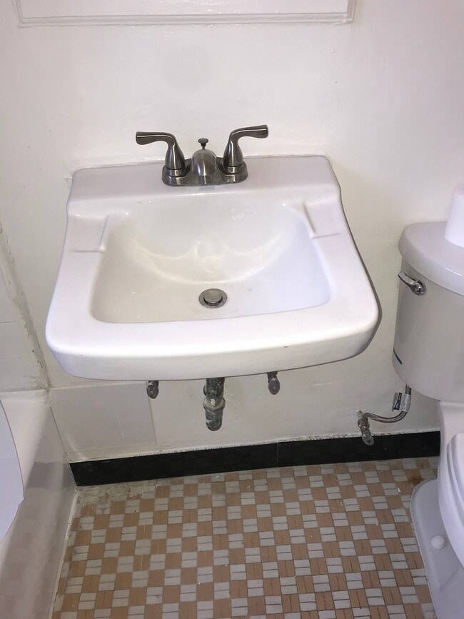 Clean - 4156 Rosewood Ave