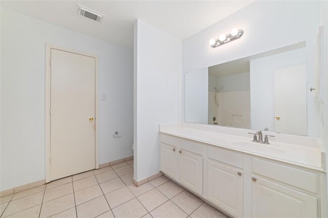 Building Photo - 1106 N Rock Dr