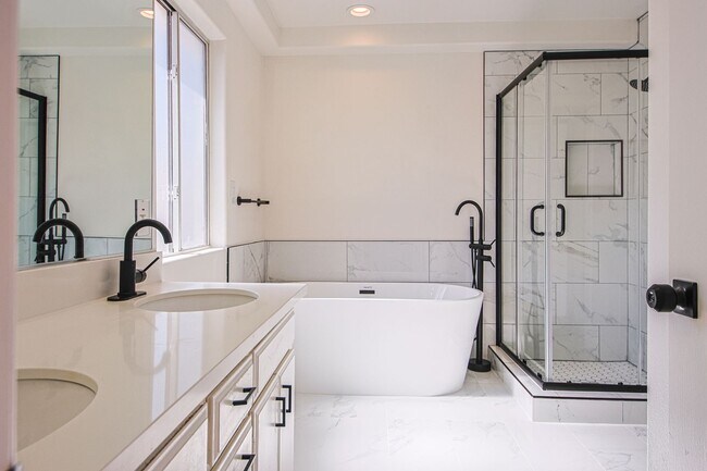 Building Photo - Fully Renovated 4 Bed/3.5Bath Home with Garage + Private Yard