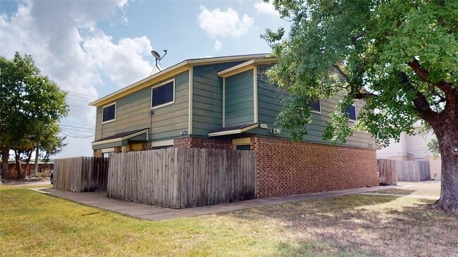Building Photo - 2807 Longmire Dr