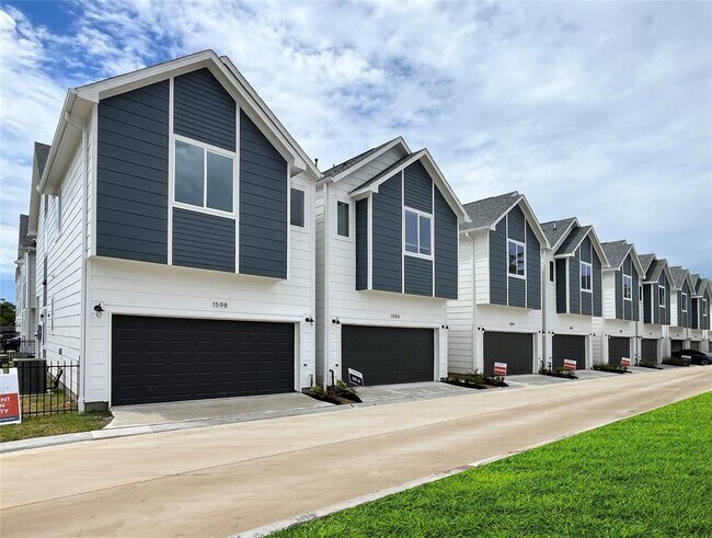 Building Photo - 1570 W Tidwell Rd