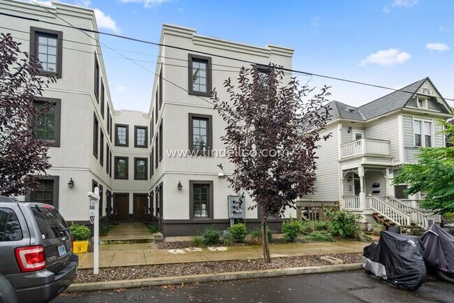 Building Photo - Modern Three-Story Townhouse in Hosford-Ab...