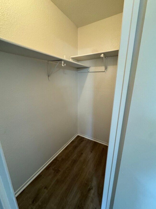 Building Photo - 3 bedroom 2 bath Refreshed
