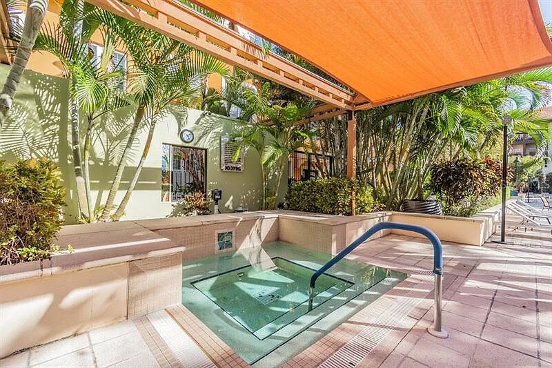 Jacuzzi - 200 4th Ave S