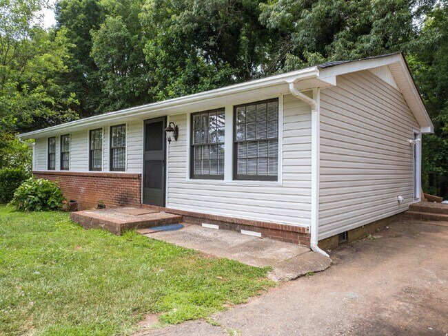 Building Photo - "Charming 3-Bedroom Retreat in Kings Mountain - Cozy 1050 sqft Home!"