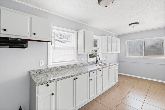 Building Photo - 2185 Slocum Ave