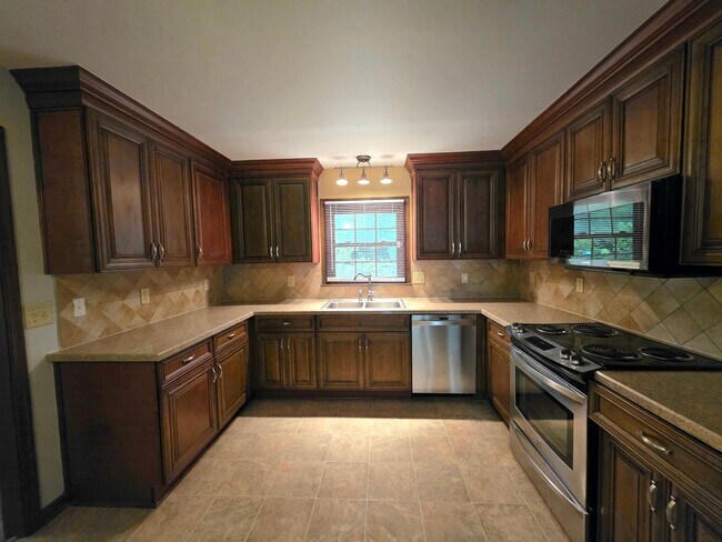 Building Photo - Cute Ranch in Yorktown Ready For New Tenants!