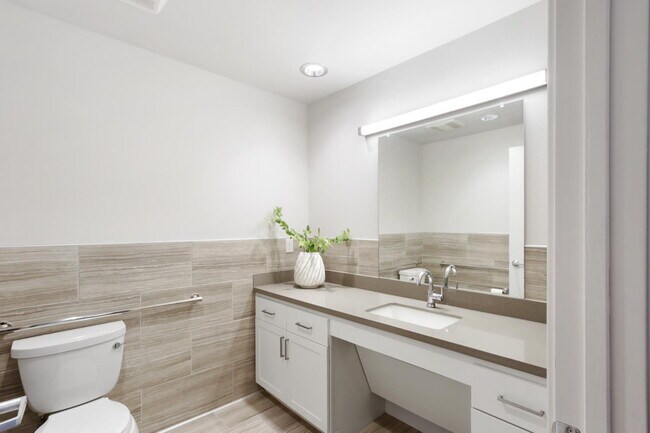 Building Photo - Gorgeous townhouse