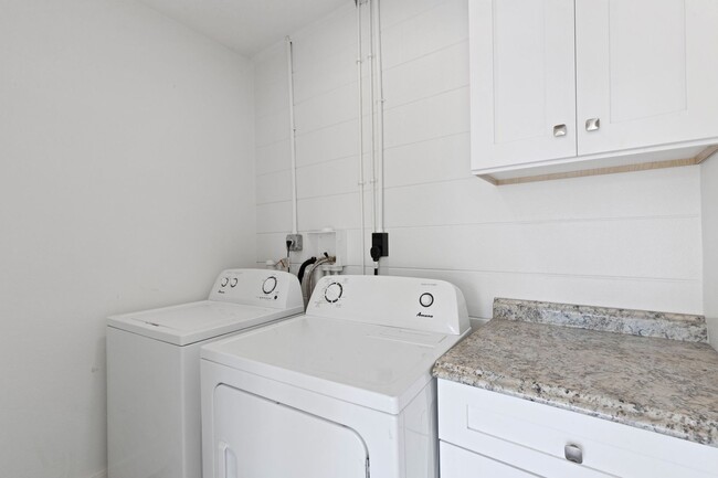 Building Photo - Modern Sarasota 3 Bedroom Home With Separa...