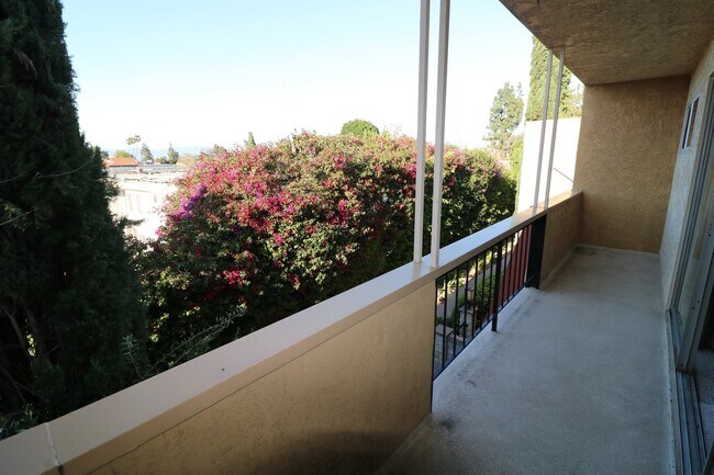 Building Photo - Townhome for Lease in Desirable Encino!